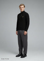 Model wearing Strickpullover Unisex