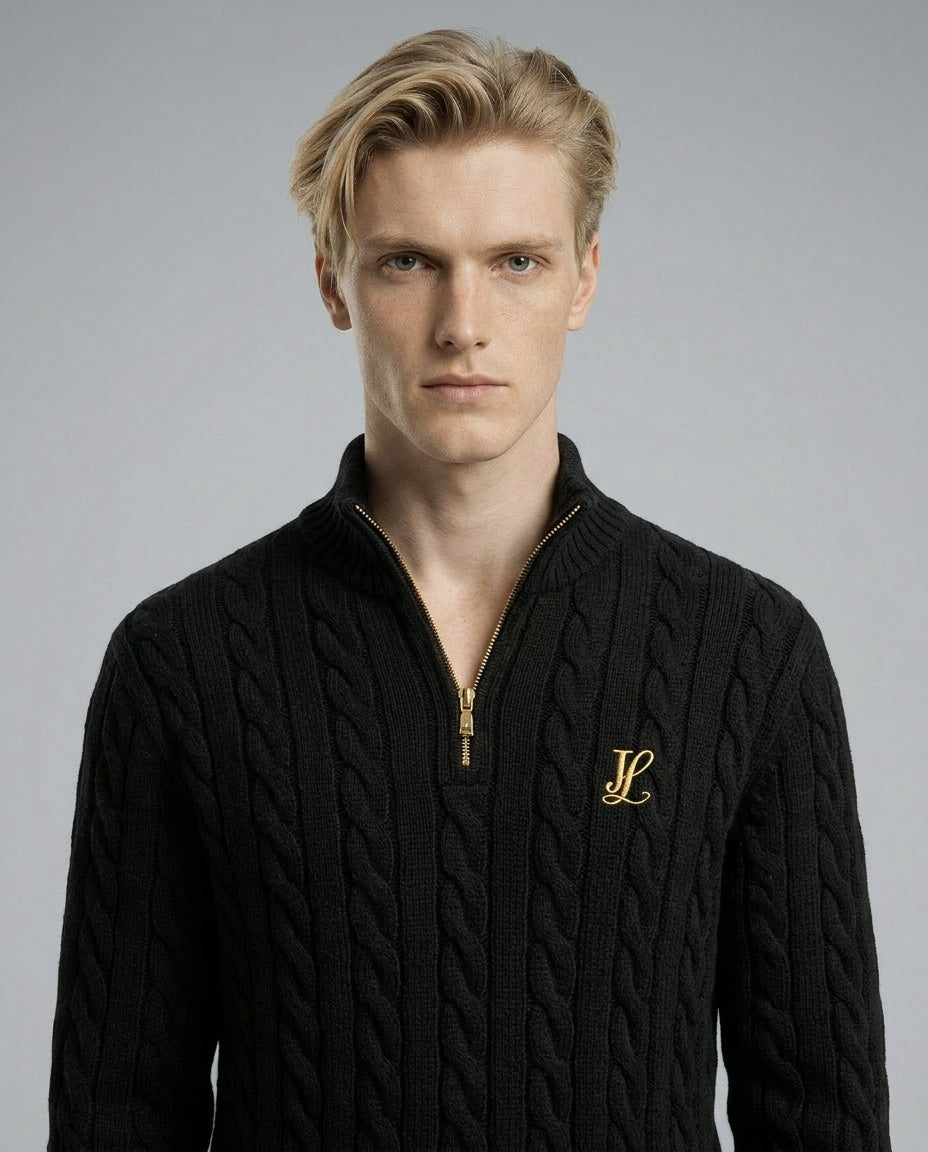 Close-up of the model wearing Strickpullover Unisex