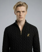 Close-up of the model wearing Strickpullover Unisex