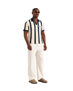 Riviera Strickpolo Creme Navy am Model – Ganzkörperansicht